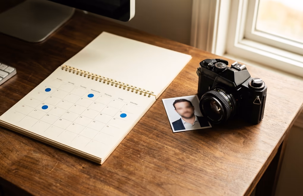 Calendar with quarterly markers and a camera icon on desk